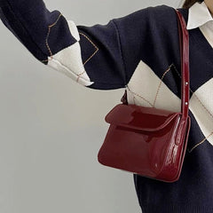 Rot lackierte Tasche im Vintage-Stil