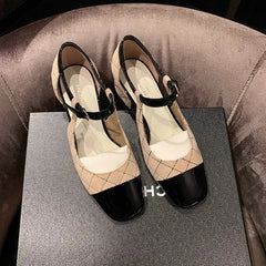 Damenschuhe mit Blockabsatz und rautenförmiger, quadratischer Zehenpartie