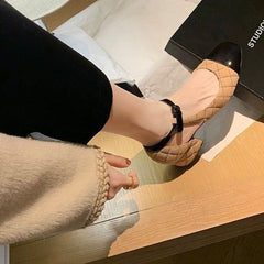 Damenschuhe mit Blockabsatz und rautenförmiger, quadratischer Zehenpartie