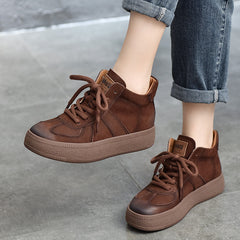 Klassische High-Top-Stiefel aus Leder mit mittelhohem Absatz und Schnürung