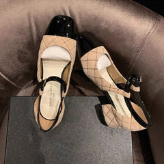 Damenschuhe mit Blockabsatz und rautenförmiger, quadratischer Zehenpartie