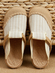 Flache, niedrig geschnittene, kleine Schuhe aus frischem Stoff