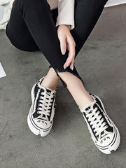 Canvas-Sneakers mit flachen Absätzen und Schnürung