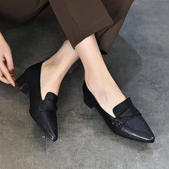 Klassische Lederschuhe mit spitzer Spitze und klobigem Absatz