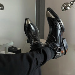 Zapatos de cuero con punta puntiaguda y tacón grueso con adornos metálicos