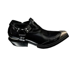 Zapatos de cuero con punta puntiaguda y tacón grueso con adornos metálicos