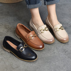 Lederschuhe mit Metallschnalle im britischen Stil