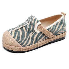 Bestickte kleine frische Freizeitschuhe im ethnischen Stil