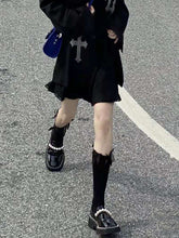 Zapatos de piel negros a juego con decoración de perlas