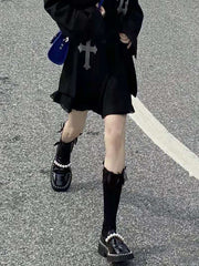 Zapatos de piel negros a juego con decoración de perlas