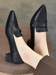 Klassische Lederschuhe mit spitzer Spitze und klobigem Absatz