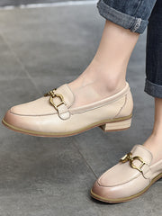 Lederschuhe mit Metallschnalle im britischen Stil