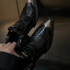 Zapatos de cuero con punta puntiaguda y tacón grueso con adornos metálicos