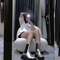 Botas Martin plateadas con plataforma y punta redonda estilo retro