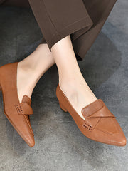 Klassische Lederschuhe mit spitzer Spitze und klobigem Absatz