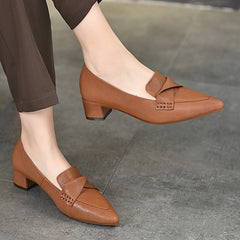 Klassische Lederschuhe mit spitzer Spitze und klobigem Absatz