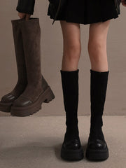 Weiche, einfarbige Stiefel mit Reißverschluss und höherer Stiefelgröße