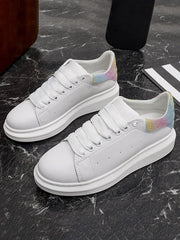 Glitzernde Freizeitschuhe mit Kontrastfarbe