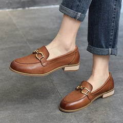 Lederschuhe mit Metallschnalle im britischen Stil