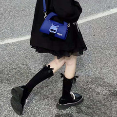 Zapatos de piel negros a juego con decoración de perlas