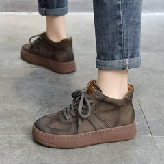 Klassische High-Top-Stiefel aus Leder mit mittelhohem Absatz und Schnürung
