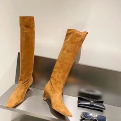 Kitten Heel Stiefel mit weitem Schaft