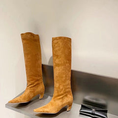 Kitten Heel Stiefel mit weitem Schaft