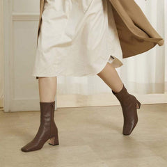 Klassische, elegante, handschuhähnliche Stiefeletten aus Schaffell mit hohem Absatz und seitlichem Reißverschluss