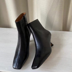 Klassisch elegante handschuhähnliche Stiefeletten mit Kitty Heel und seitlichem Reißverschluss