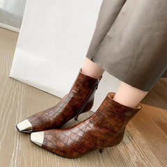 Klassisch elegante handschuhähnliche Stiefeletten mit Kitty Heel und seitlichem Reißverschluss