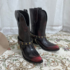 Bestickte Westernstiefel aus Wildleder, wadenlange Stiefel mit Blockabsatz – grau/rote Cowgirlstiefel, komplett aus echtem Leder