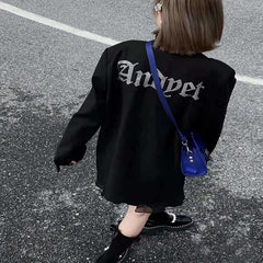 Zapatos de piel negros a juego con decoración de perlas