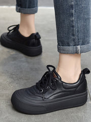 Lässige Lederschuhe mit mittelhohem Absatz und Schnürung
