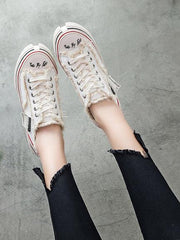 Canvas-Sneakers mit flachen Absätzen und Schnürung