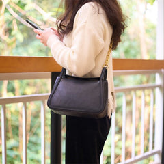 Minimalistische Unterarmtasche aus Rindsleder mit Metallkette