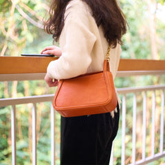 Minimalistische Unterarmtasche aus Rindsleder mit Metallkette