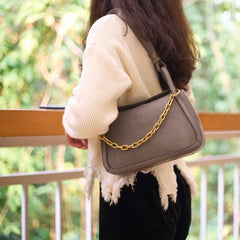 Minimalistische Unterarmtasche aus Rindsleder mit Metallkette