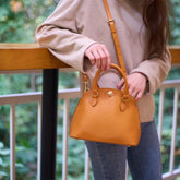 Umhängetasche aus pflanzlich gegerbtem Rindsleder im Nischendesign im japanischen Stil für Pendler