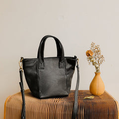 Handtasche aus weichem Rindsleder mit minimalistischer Retro-Textur