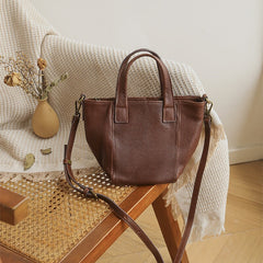 Handtasche aus weichem Rindsleder mit minimalistischer Retro-Textur