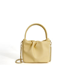 Kleine, quadratische Tasche aus weichem, plissiertem Rindsleder