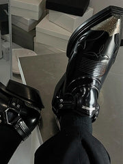 Zapatos de cuero con punta puntiaguda y tacón grueso con adornos metálicos