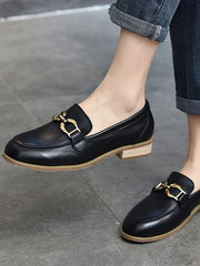 Lederschuhe mit Metallschnalle im britischen Stil