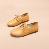 Zapatos planos con cordones suaves en amarillo, blanco y rosa