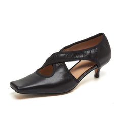 Handgefertigte Pumps mit weichem Kitty-Heel und überkreuzten Riemchen