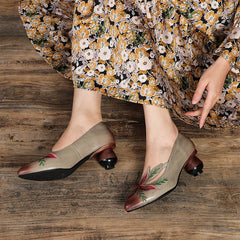 Zapatos de tacón esculturales con punta puntiaguda y bordado estilo retro, color café/gris
