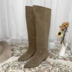 Botas vaqueras de ante hasta la rodilla con tacón plano en color caqui, negro, gris y marrón. Todas de cuero genuino.