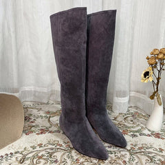 Botas vaqueras de ante hasta la rodilla con tacón plano en color caqui, negro, gris y marrón. Todas de cuero genuino.