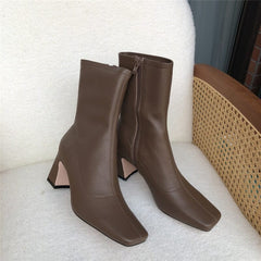 Klassische, elegante, handschuhähnliche Stiefeletten aus Schaffell mit hohem Absatz und seitlichem Reißverschluss