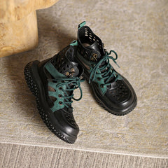 Perforierte Plateaustiefel mit Schnürung und Gladiatorsandalen